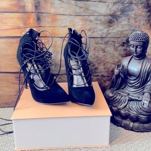 Black pumps